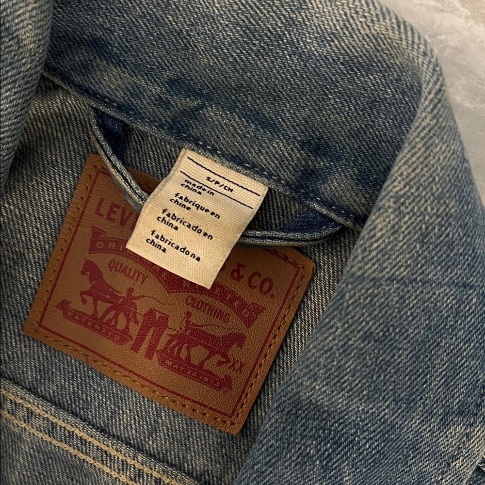 Levi’s Jean Jacket - Picture 7 of 9
